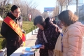 市人社局開展居民醫(yī)保上街宣傳活動，宣傳居民醫(yī)保政策，解答群眾